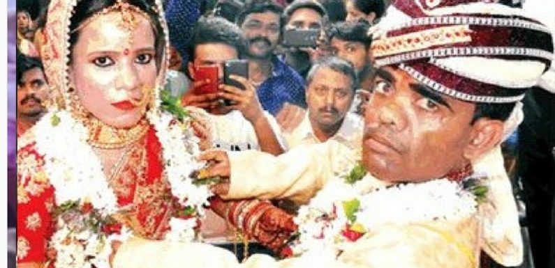 गोरखपुर में हुई एक अनोखी शादी दुल्हा-दुल्हन के साथ सेल्फी लेने वालो की दिखी भीड़