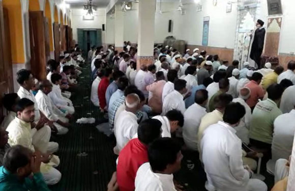 अलविदा की नमाज अता कर ईद की तैयारियों में जुटे मुस्लिम समुदाय के लोग