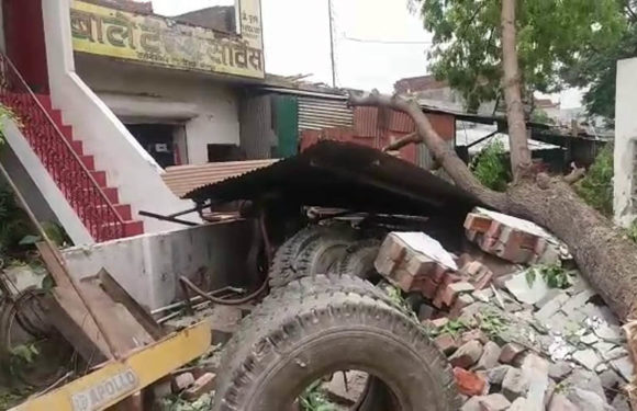 सीतापुर में आंधी तूफान ने बरपाया कहर 2 की मौत कई घायल