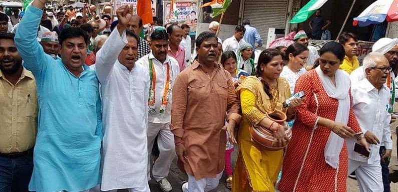 दिल्ली में कांग्रेस के जल सत्याग्रह आंदोलन में पानी के मटके फूटे