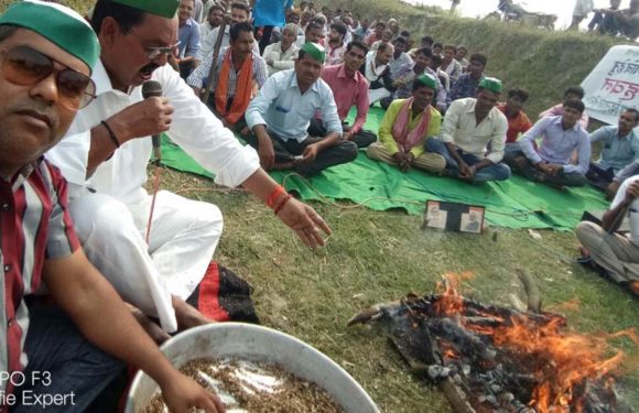 मोदी और योगी की बुद्धि शुद्धि के लिए किसानों ने किया हवन