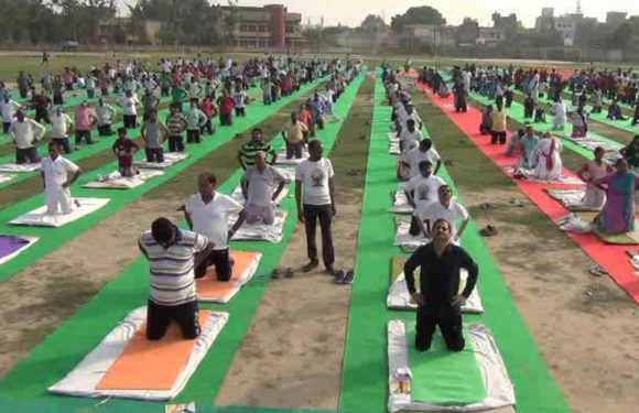 अंतर्राष्ट्रीय योग दिवस पर हज़ारो लोगो ने एक साथ किया योग