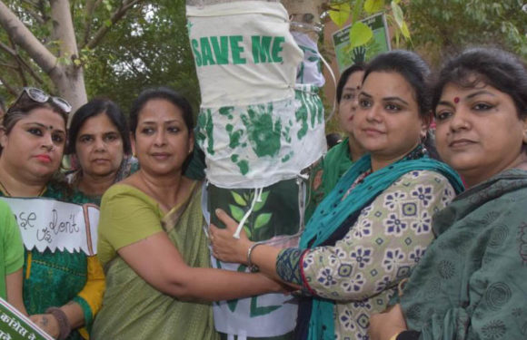 दिल्ली में महिला कांग्रेस का पेड़ बचाओ अभियान आयोजित