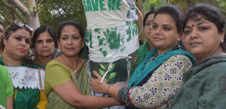 दिल्ली में महिला कांग्रेस का पेड़ बचाओ अभियान आयोजित