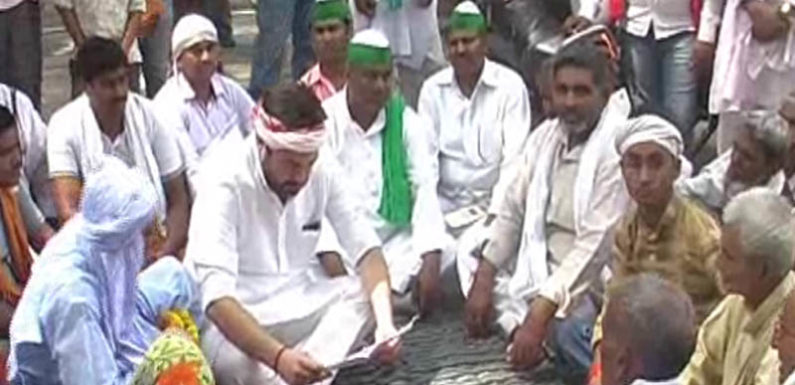 मिर्जापुर में सैंकड़ों किसानों की धमकी, मांगे पूरी नहीं तो करेंगे आत्मदाह
