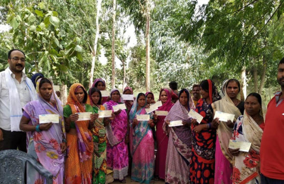 शौचालय निर्माण के प्रति जागरूक करने के साथ ही 21 लाभार्थियों को दिया चेक