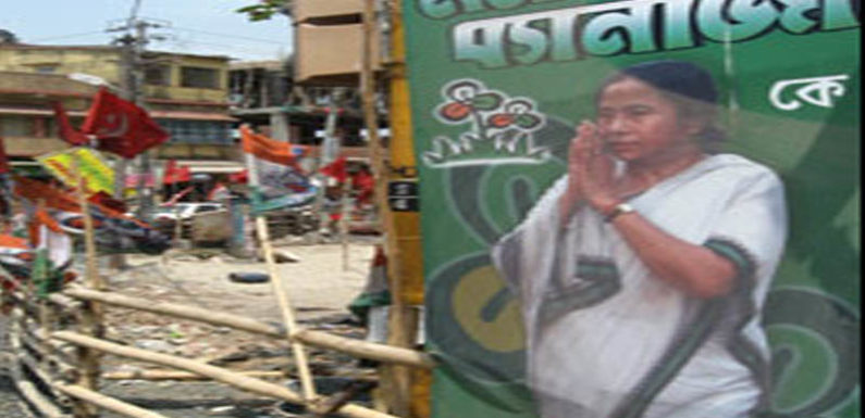 बंगाल में अमित शाह के रास्ते पर हाथ जोड़ेगी CM ममता बेनर्जी, TMC के लगे पोस्टर