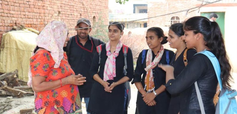 पत्रकारिता विभाग के छात्रों ने गाँव में जाकर लोगों को किया स्वच्छता के लिए जागरूक