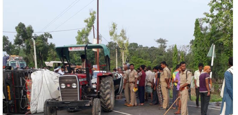 बहराइच में कार व मैजिक की भिडंत , तीन की मौत