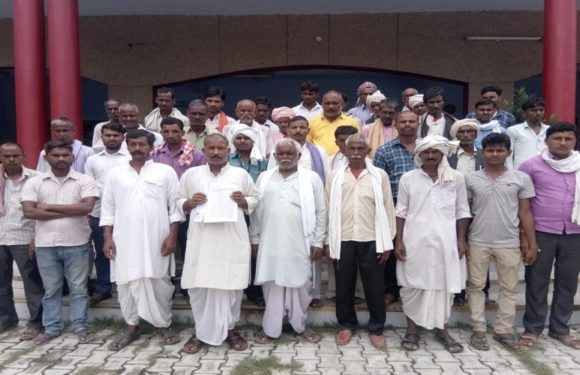 अवैध बालू खनन के विरोध में ग्रामीणों ने किया प्रदर्शन, सौंपा ज्ञापन