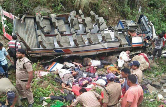पौड़ी में मौत का सफर, बस खाई में गिरी, 45 लोगों की दर्दनाक मौत