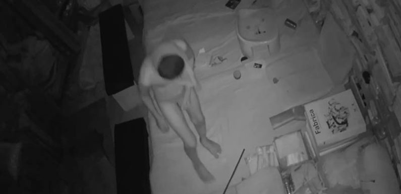 नंगेबदन चोरी करते हुए सीसीटीवी में कैद हुआ नाबालिग चोर, देखें वीडियो