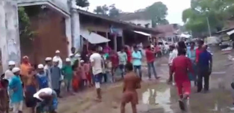 फैजाबाद में योगी के वादों की खुली पोल, कच्ची सड़क पर धान की रोपाई कर ग्रामीणों ने किया विरोध