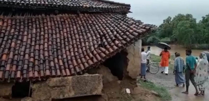 बाढ़ की विभीषिका में दो दर्जन से अधिक घर तबाह,दर्जनों मवेशियों की मौत