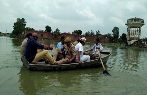 शर्मनाक : नाबालिक बच्चे ने नाव चलाकर बाढ़ प्रभावित क्षेत्रों का डीएम एसपी को करवाया मुआयना