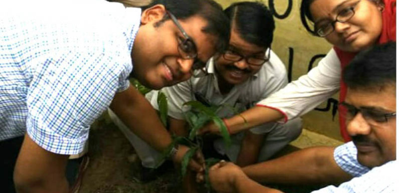 वृक्षारोपण कर स्वच्छता जागरूकता रैली को जिलाधिकारी ने किया रवाना