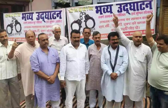 सवणों ने सर मुड़वा व जूता पाॅलिश करके किया एससी-एसटी एक्ट का विरोध