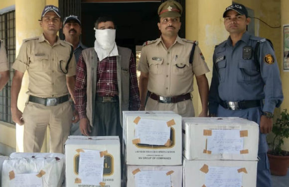 चाय की दुकान की आड़ में बेची जा रही भारी मात्रा अवैध अंग्रेजी शराब