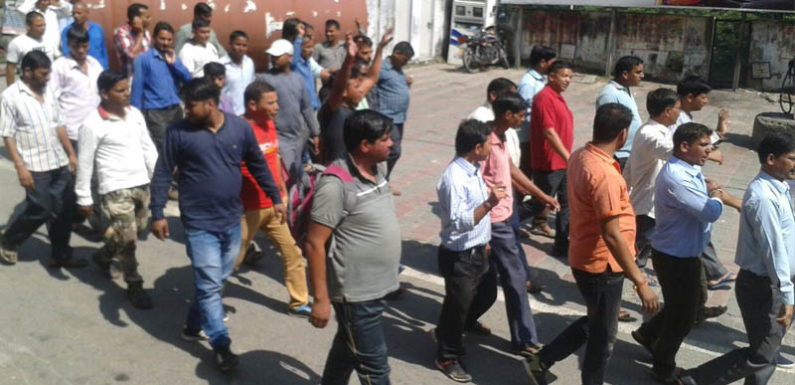 वाहन चालकों ने गोपेश्वर , कर्णप्रयाग में किया प्रदर्शन