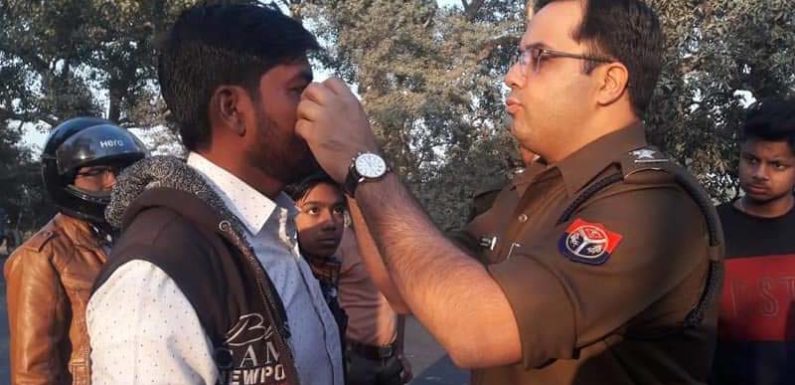 पुलिस अधीक्षक बने डॉक्टर, बीच सड़क घायलों का किया इलाज