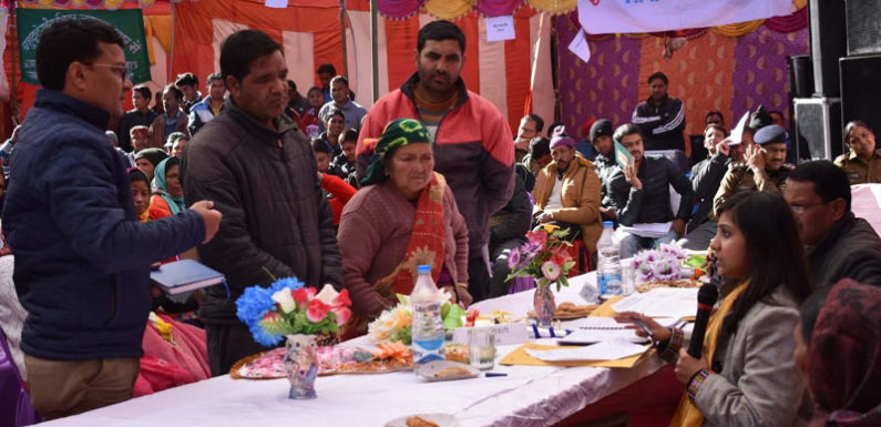 जिलाधिकारी स्वाति एस भदौरिया ने सुनी जनसमस्याऐं,गैस कनेक्शन भी किये वितरित