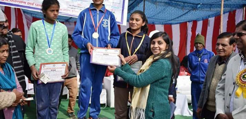 स्पोटर्स स्टैडियम गोपेश्वर में मशाल जलाकर खेल महाकुंभ का शुभारंभ