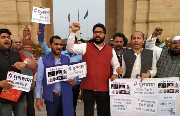 इंडिया गेट पर पाकिस्तान के खिलाफ नारेबाजी, पुलवामा के शहीदों को दी गई श्रद्धांजलि