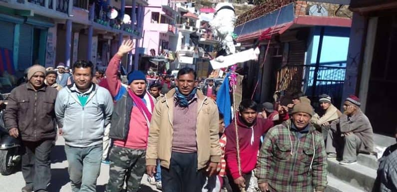 विद्युत आपूर्ति ठप होने सें बिजली विभाग खिलाफ निकला जुलूस