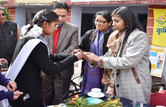 जिलाधिकारी ने छात्र-छात्राओं को पेट के कीड़े मारने वाली दवा खिलाकर कार्यक्रम का किया शुभारंभ