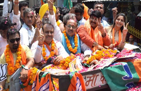मनोज तिवारी ने नामांकन से पहले रोड शो किया, कार्यकर्ताओं ने भरी विजय की हुंकार