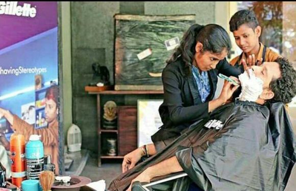 सचिन तेंदुलकर ने  कुशीनगर की महिला हजाम से बनवाई दाढ़ी
