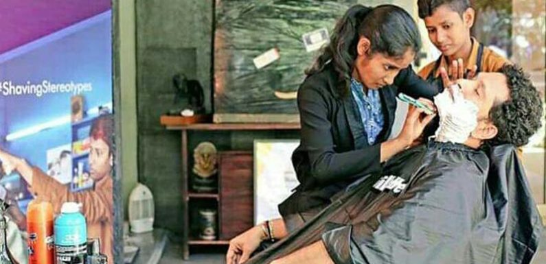 सचिन तेंदुलकर ने कुशीनगर की महिला हजाम से बनवाई दाढ़ी