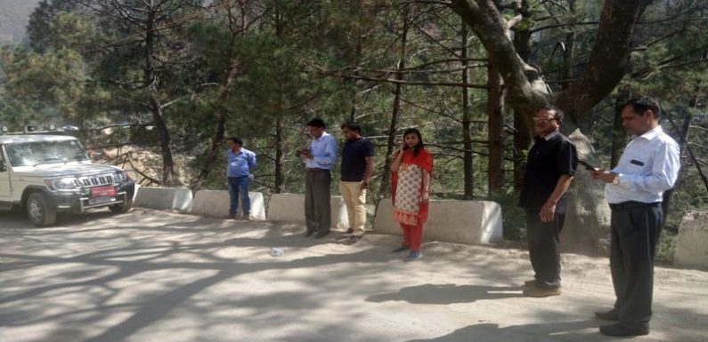 जिलाधिकारी ने बद्रीनाथ राष्ट्रीय राजमार्ग पर सड़क चैडीकरण कार्यो का किया निरीक्षण