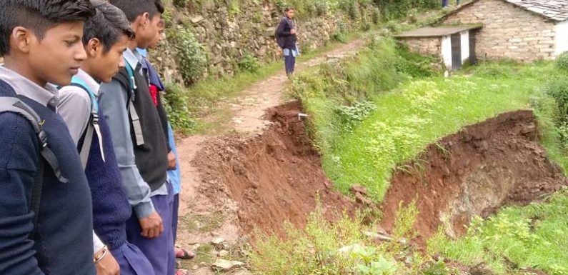 गोदली इन्टर काॅलेज में भूस्खलन ने बढ़ाई छात्र छात्राओं की समस्या