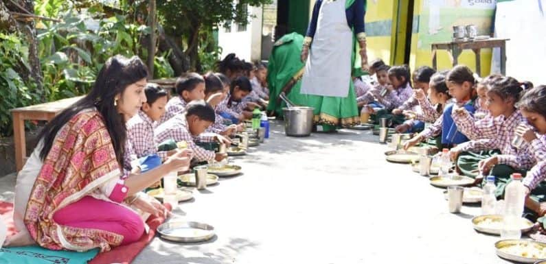 जिलाधिकारी ने आंगनबाडी केन्द्र में शिक्षा एवं अन्य व्यवस्थाओं का लिया जायजा