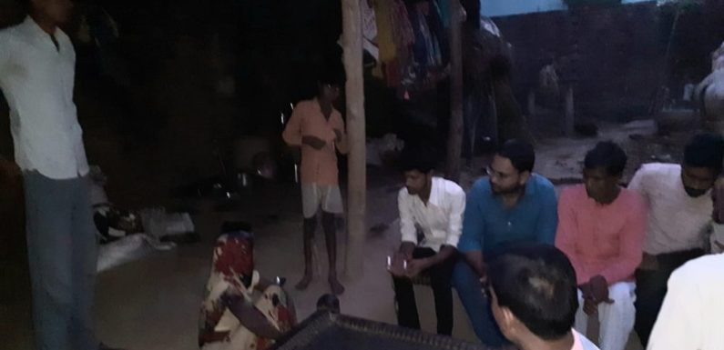 कांग्रेस युवा नेता आशीष गुप्ता ने गांव पहुंचकर जाना पीड़ित का हाल