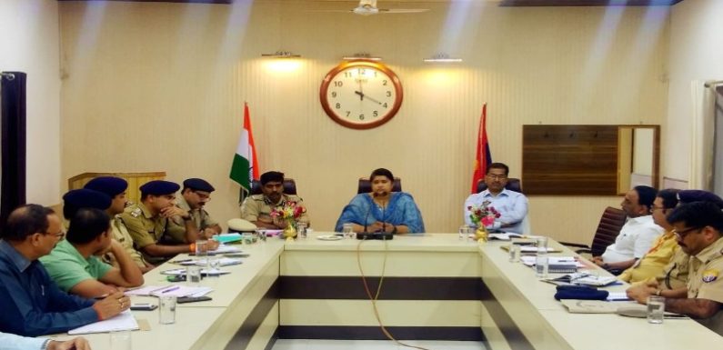 पुलिस नोडल अधिकारी रेणुका मिश्रा पहुंची सीतापुर,डीएम-एसपी रहे मौजूद,अधिकारियों के साथ की समीक्षा बैठक,