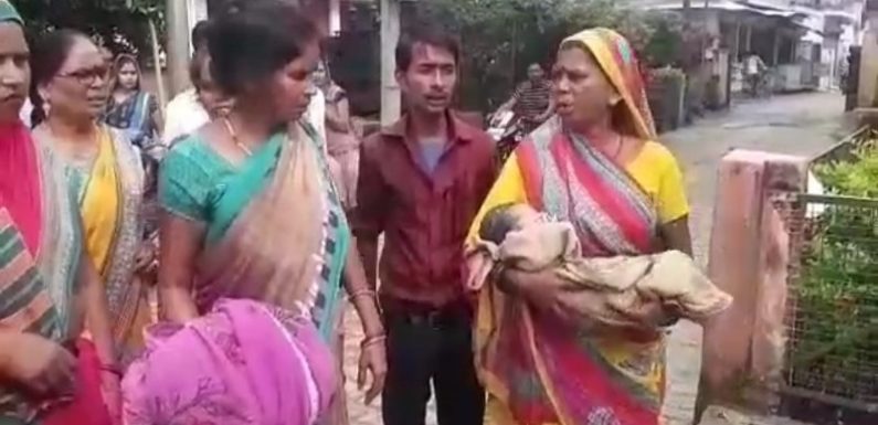 प्रसूता से अभद्रता कर भगाया, अस्पताल के बाहर दिया बच्चे को जन्म