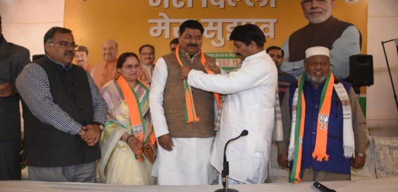 आम आदमी पार्टी के सैकड़ों कार्यकर्ता भाजपा में हुए शामिल