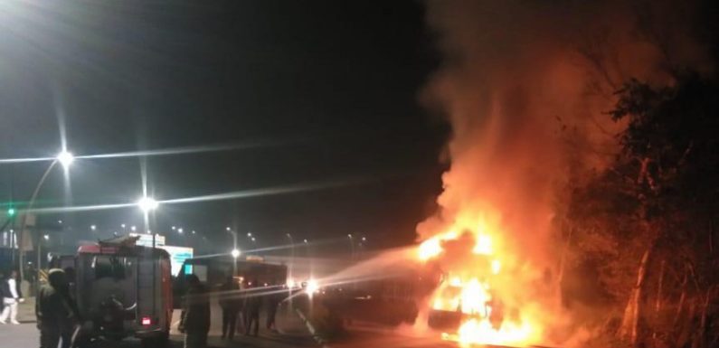 उन्नाव में आगरा एक्सप्रेस-वे पर ट्रक और वैन में टक्कर के बाद लगी भीषड़ आग, 7 की मौत