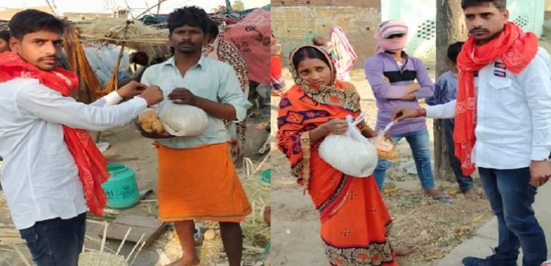 गाजीपुरः बीजेपी नेता बरुण पांडेय ने किया मोदी किट का वितरण