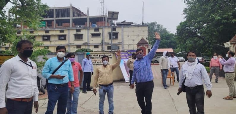 वाराणसीः मुख्य अभियंता अनूप चंद्रा पर भड़का विद्युत मजदूर संगठन