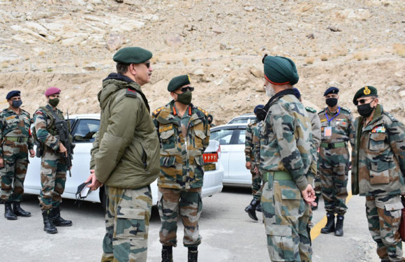 भारत चीन Stand-Off, थल सेना अध्यक्ष ने लद्दाख का दौरा किया