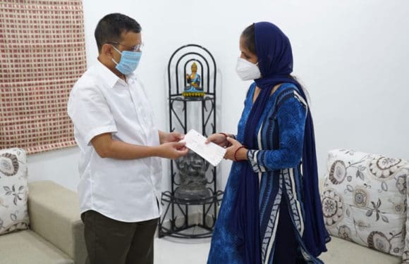 केजरीवाल ने कोरोना वाॅरियर राजेश भारद्वाज के परिजनों को सौंपा एक करोड़ का चेक