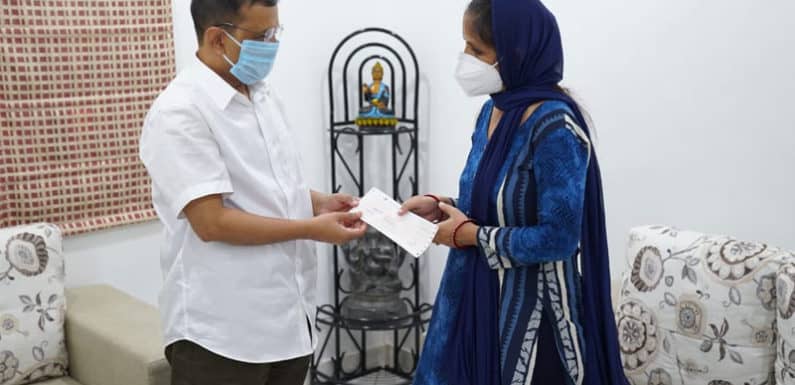 केजरीवाल ने कोरोना वाॅरियर राजेश भारद्वाज के परिजनों को सौंपा एक करोड़ का चेक