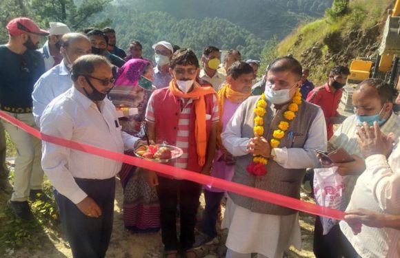 विधायक महेंद्र भट्ट ने गुड़म नैल नौली सड़क का उद्घाटन कर दी विकास की सौगात