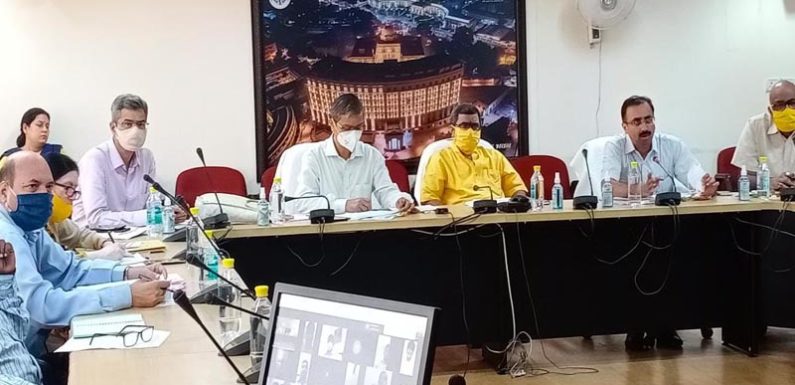 पर्यटन राज्य मंत्री नीलकंठ तिवारी ने विभाग के अधिकारियों के साथ की समीक्षा बैठक