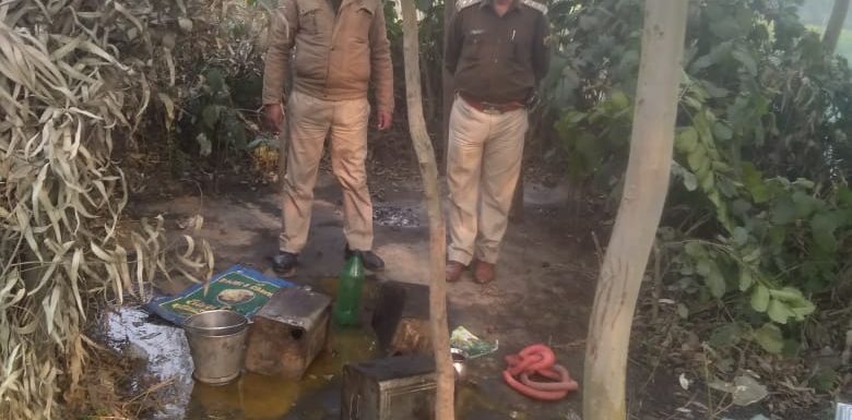 सीतापुर : आबकारी विभाग ने मारा छापा, 61 लीटर अवैध कच्ची शराब बरामद, 5 अभियुक्तो के विरुद्ध हुई कार्यवाही