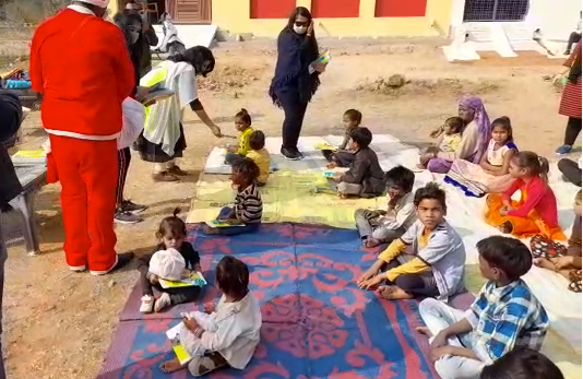 प्रगति रथ संस्था ने निःशुल्क प्राथमिक पाठशाला का शुभारंभ किया, कई चीज़ें बांटी