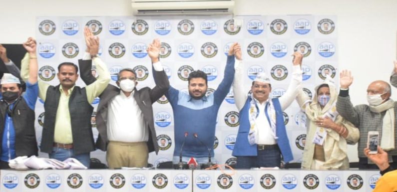 भाजपा नेता रमेश अम्बावता सैकड़ों कार्यकर्ताओं के साथ आम आदमी पार्टी में शामिल